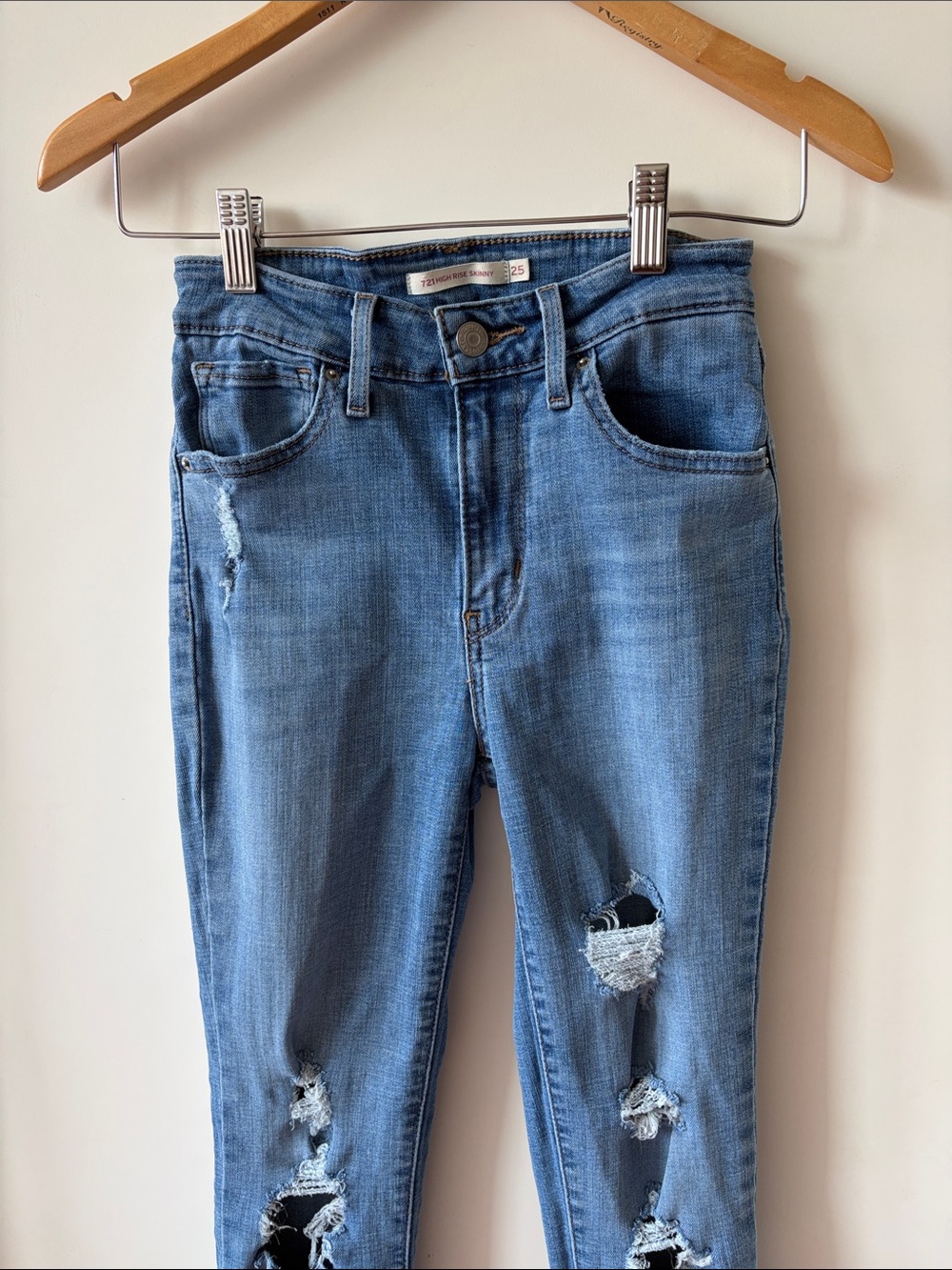Levi’s 721 High Rise Skinny Jeans women’s distressed medium light blue denim